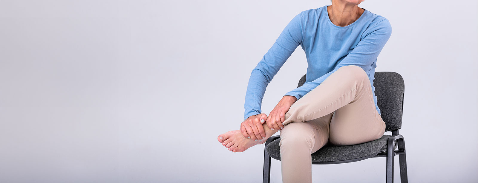 Por que suas pernas doem ao se levantar depois de estar sentado?